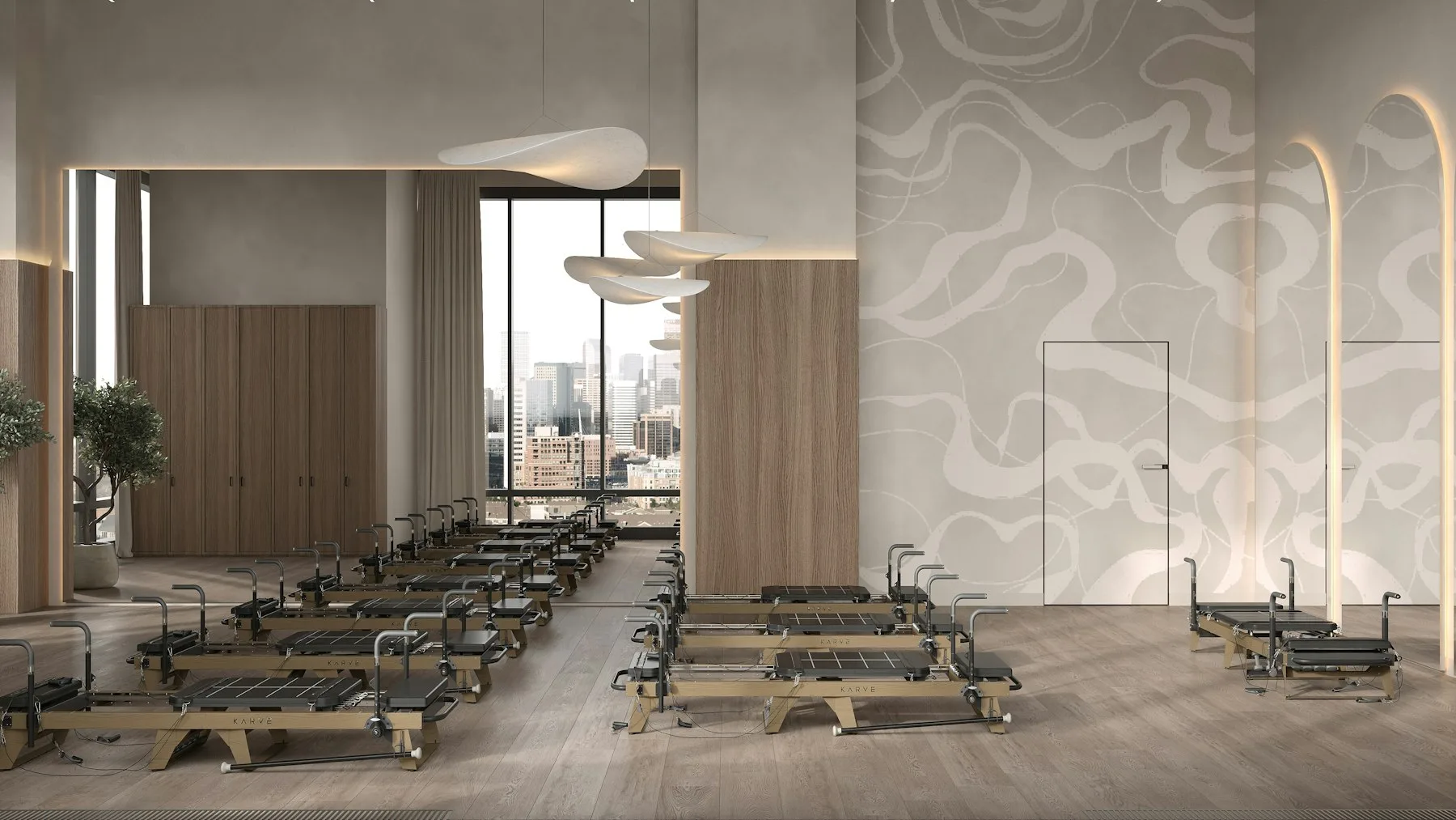リフォーマーが並ぶLUNE Pilates Studioの店内